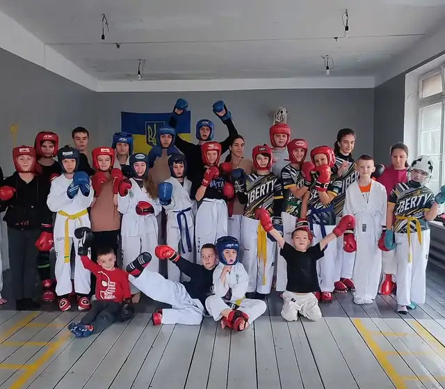 Велика група учнів клубу в залі
